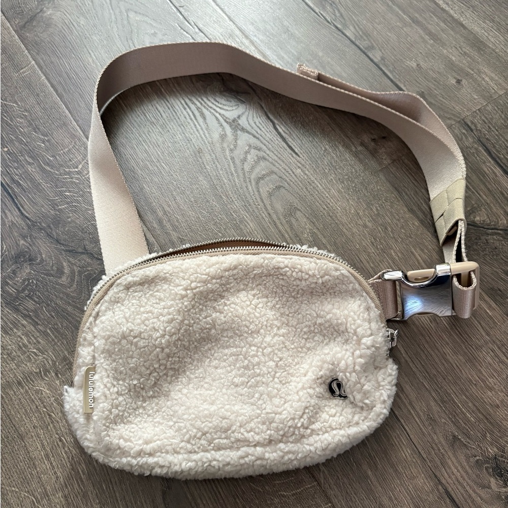 Lululemon Athletically Everywhere 1L Fleece Belt Bag - NWOT